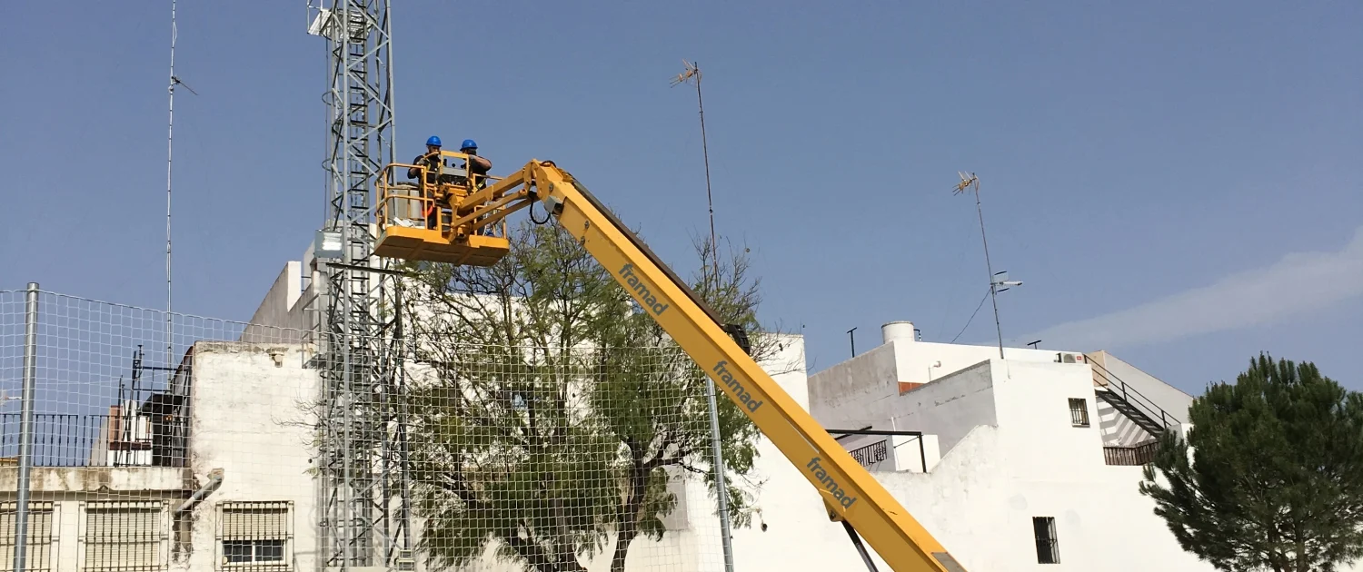 hombres en una grua